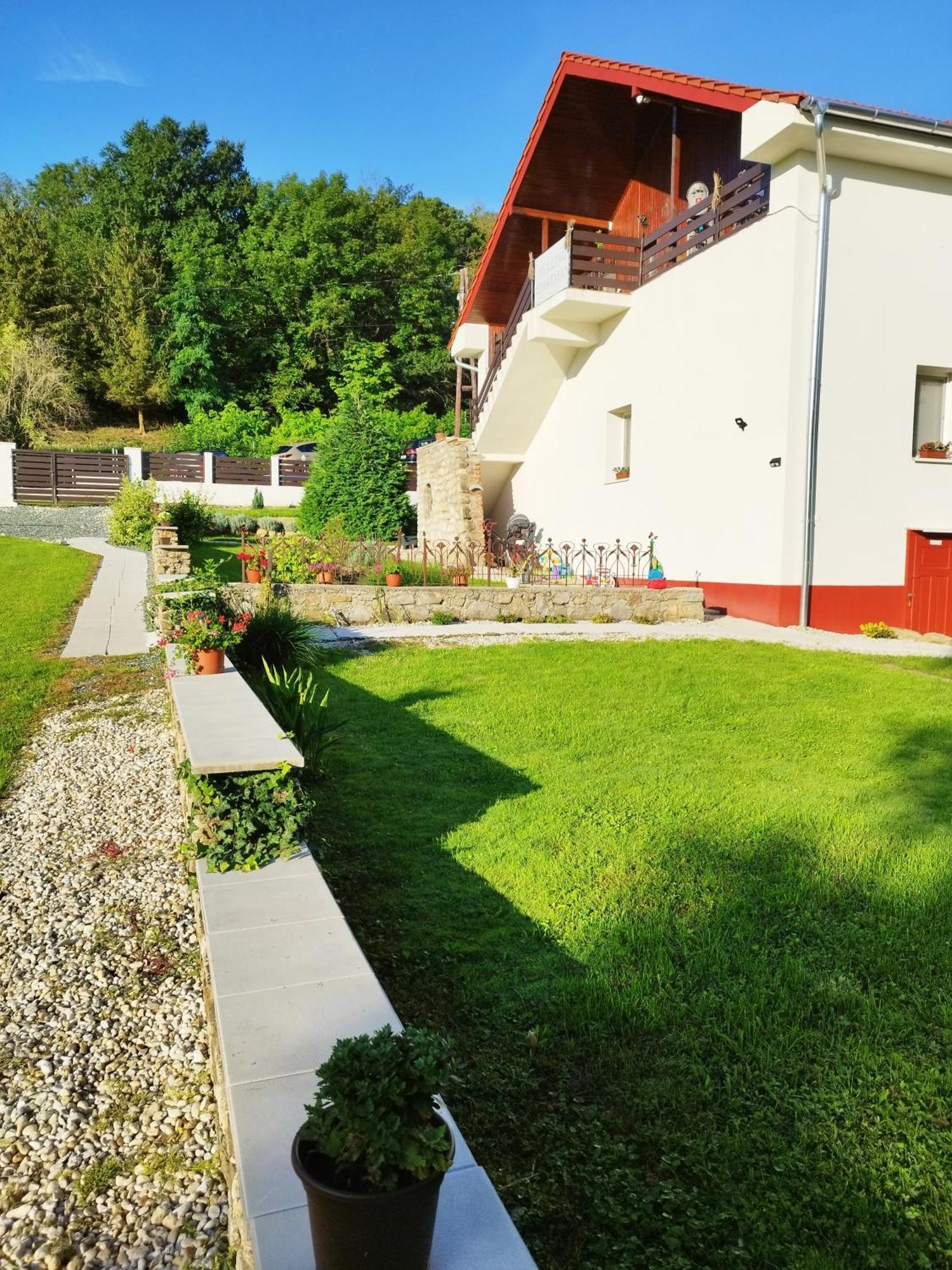 Holling Apartman Fertoboz ภายนอก รูปภาพ