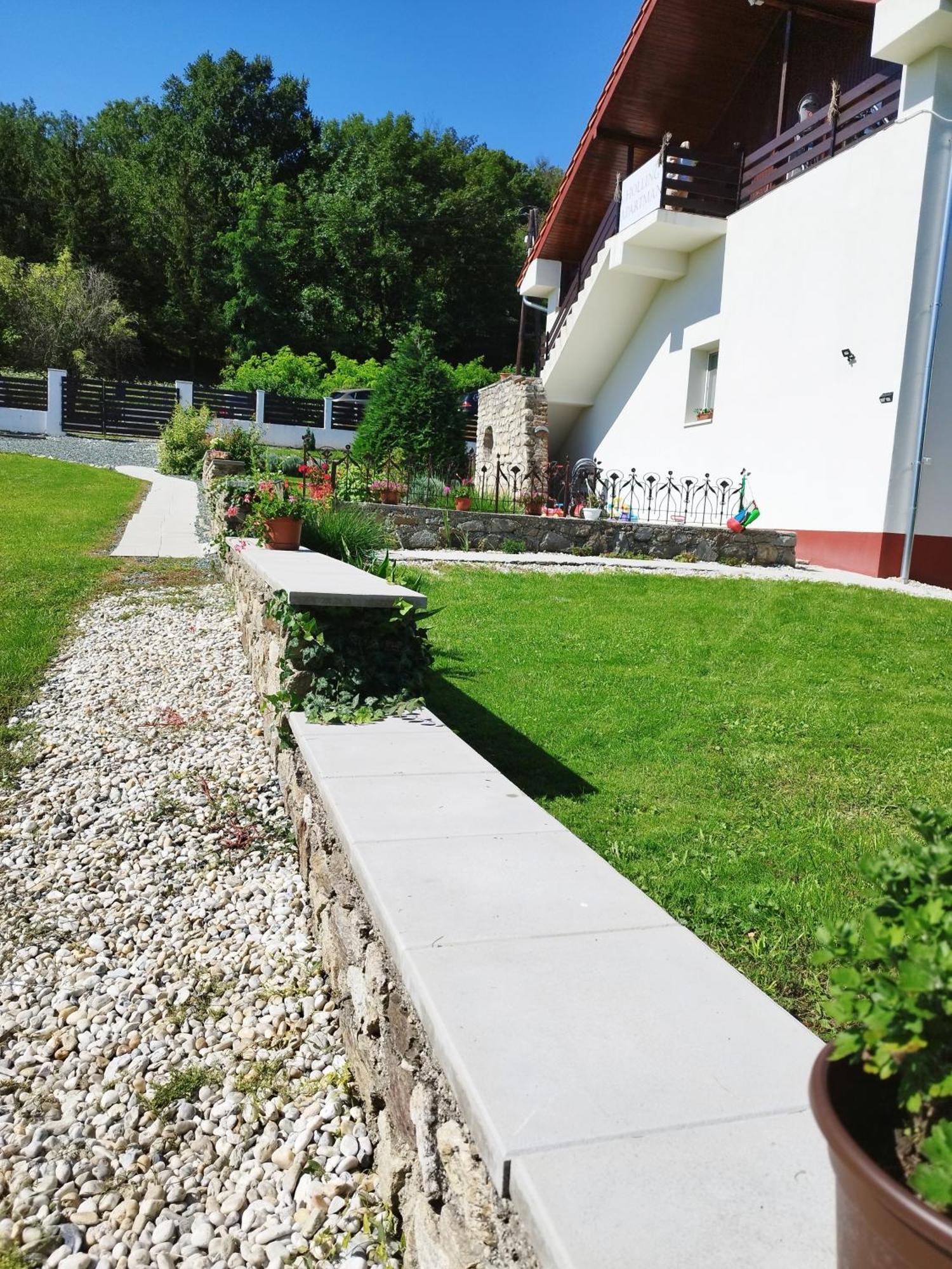 Holling Apartman Fertoboz ภายนอก รูปภาพ