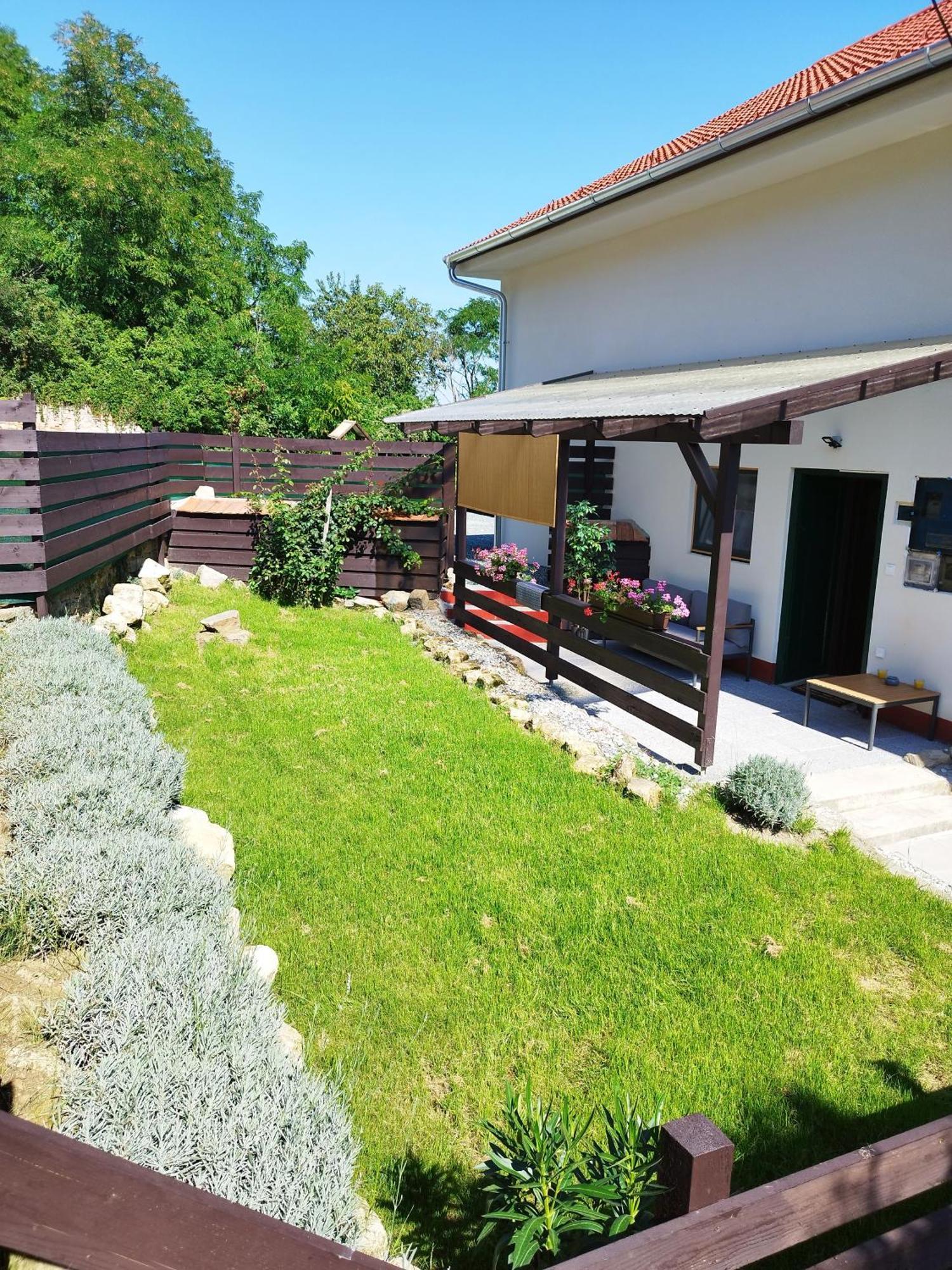 Holling Apartman Fertoboz ภายนอก รูปภาพ